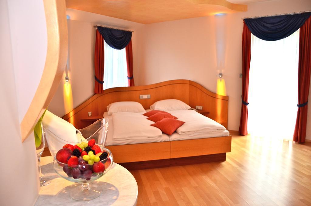 G.H. Knoll "Proellhofer" Cafe Bar Hills Hotel Fladnitz an der Teichalm Bilik gambar